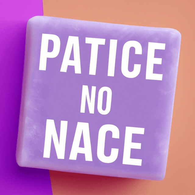 Un hombre disfruta de un dia de fiesta de pintura roja con su pareja